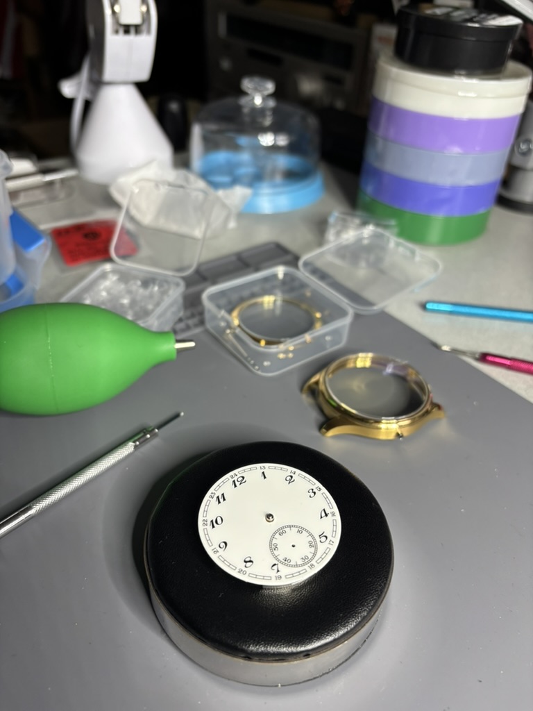 Delovna miza z orodji in številčnico