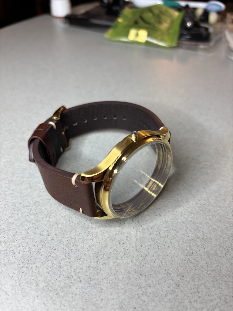 Prazno zlato ohišje s paščkom